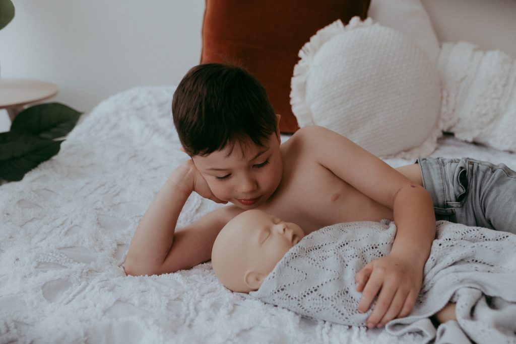 example of how to photograph newborn with siblings
