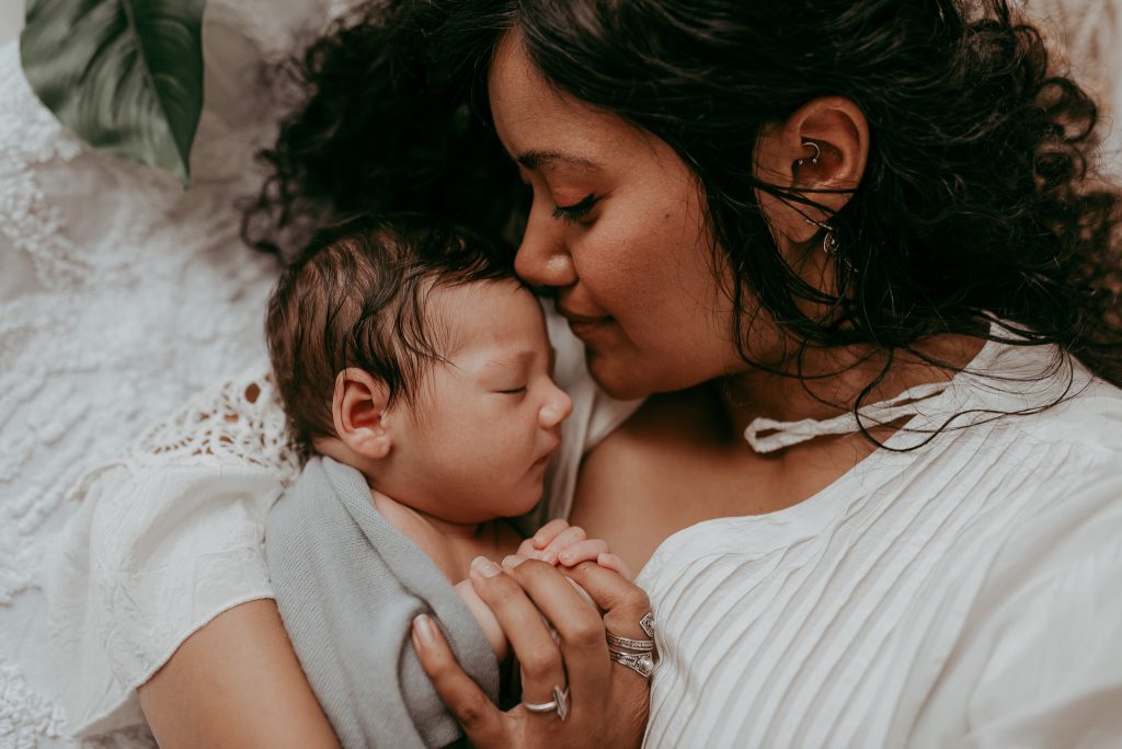melbourne photographer with newborn and family