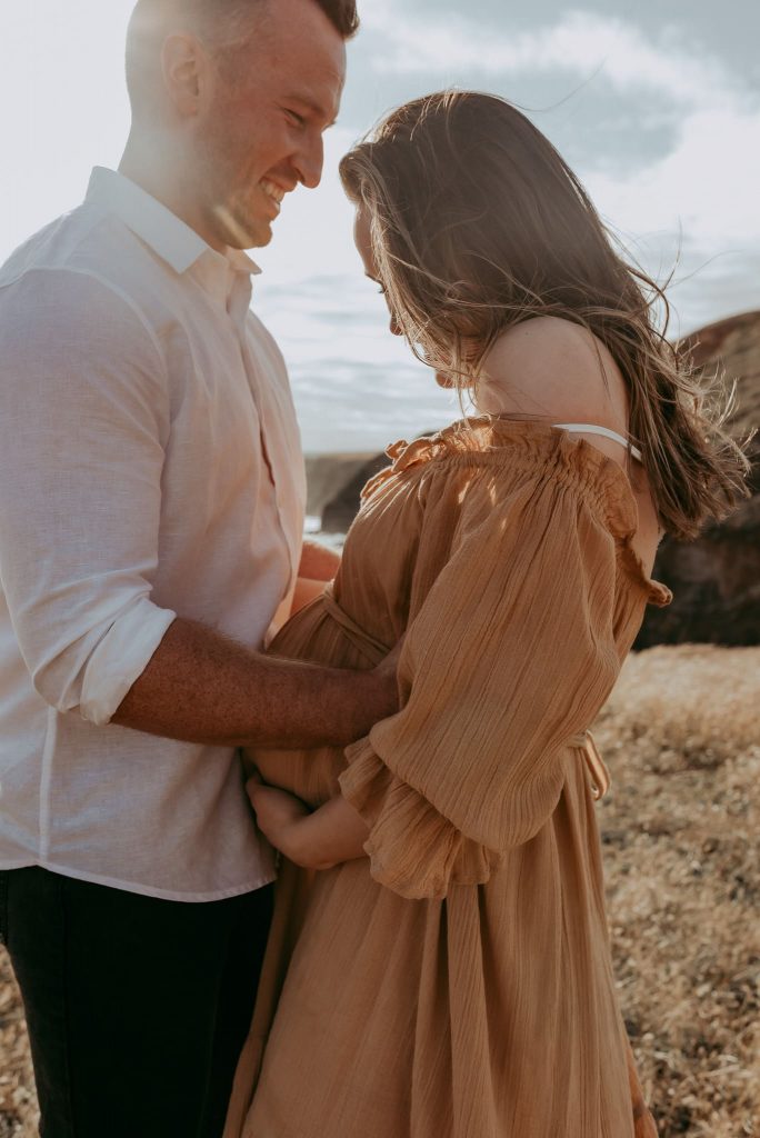 how to pose for maternity photoshoot