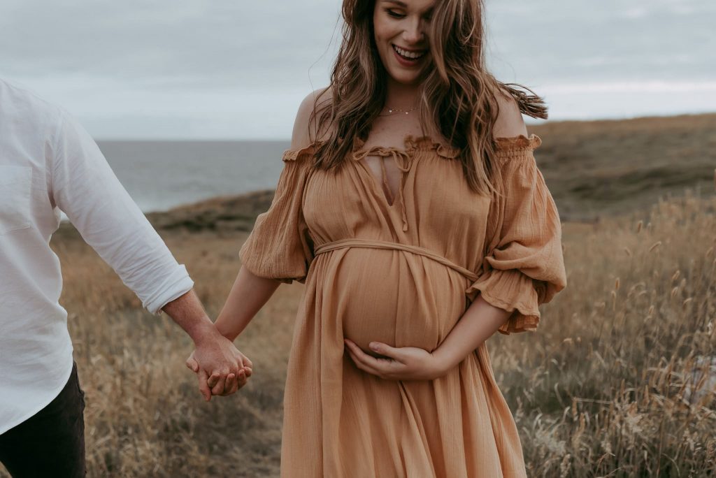 maternity session pose