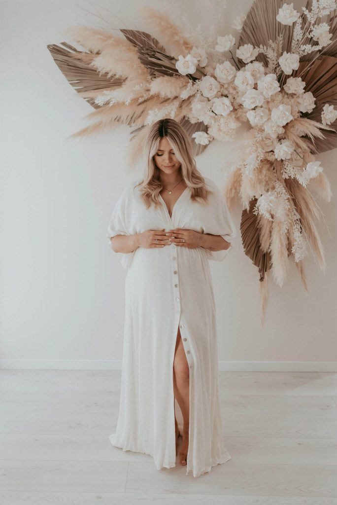 in studio pregnancy with 32 weeks pregnant mother