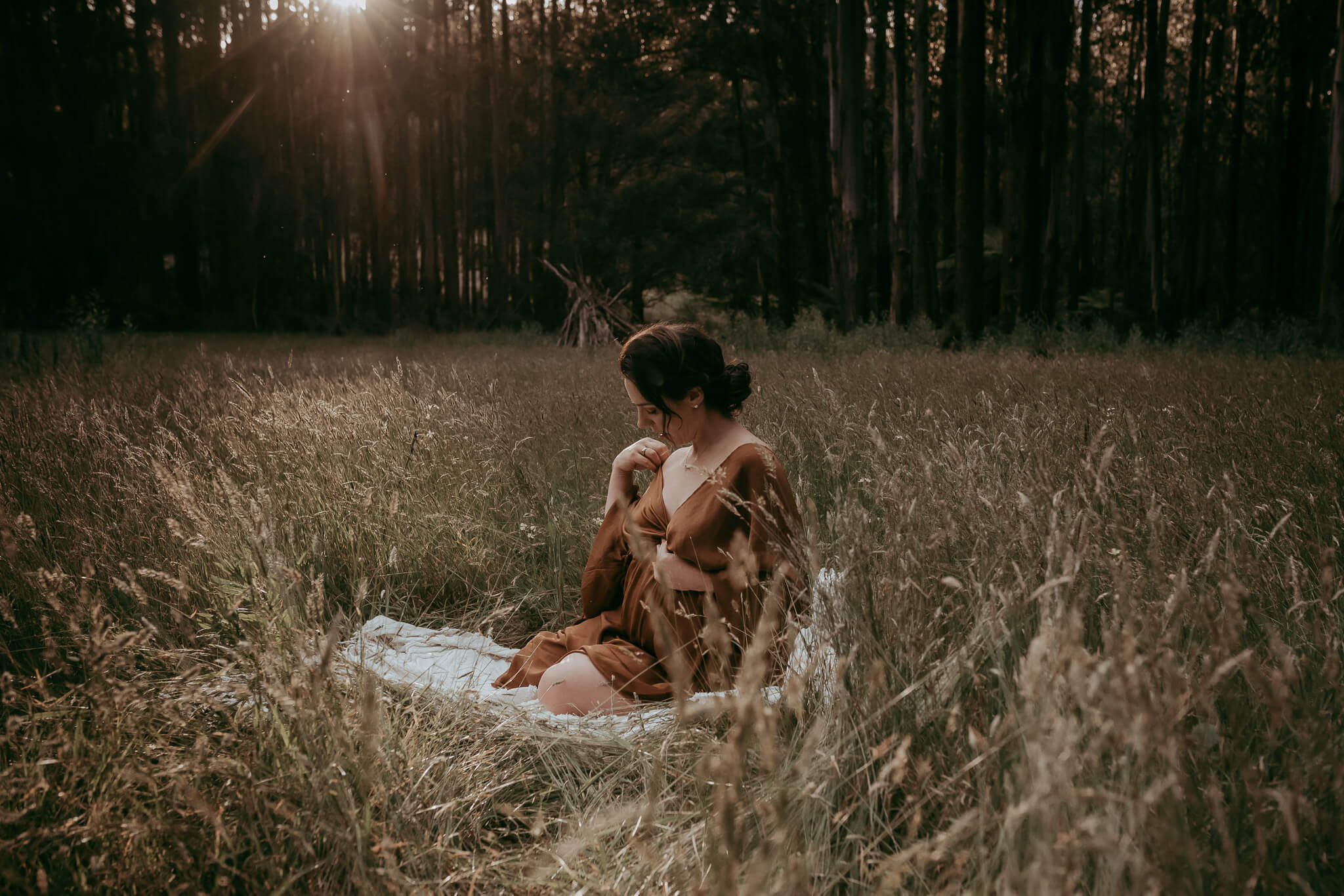 natural unposed portrait style photography for pregnancy photoshoot