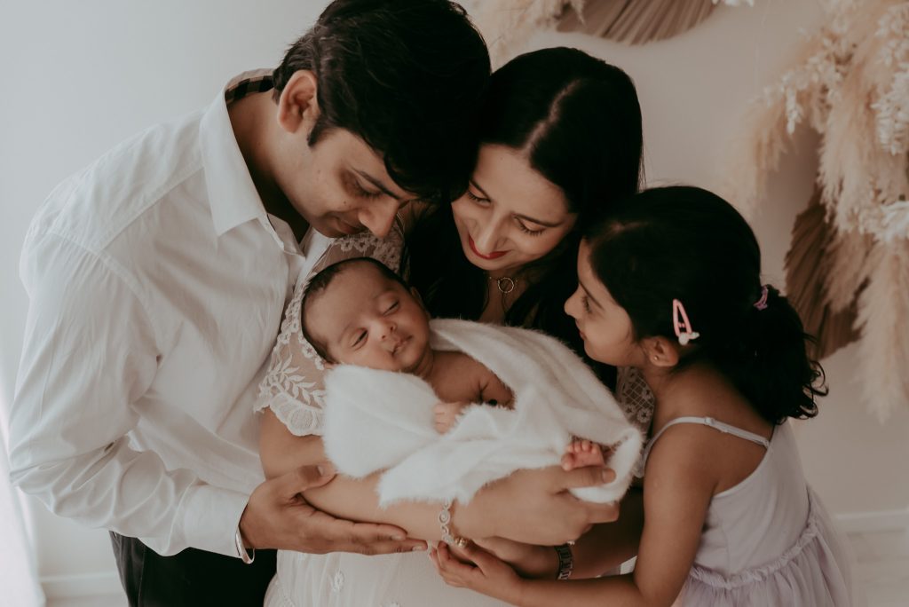 newborn-photoshoot with family poses