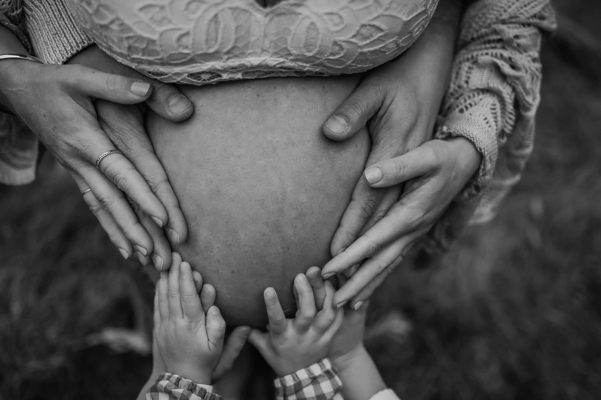 photographing belly to baby through photos